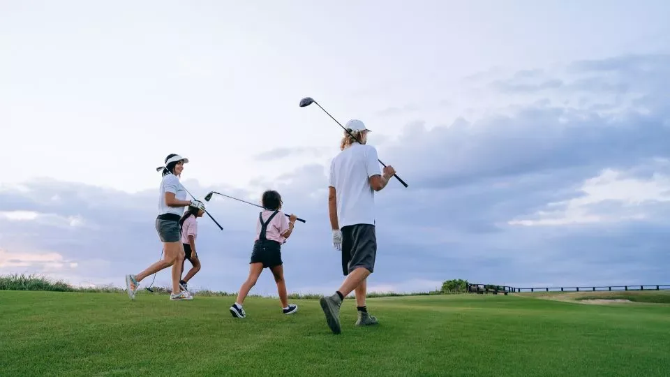 Golfklubbor för nybörjare på en äng