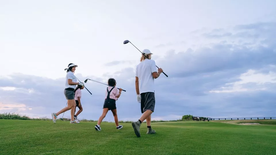 Golfklubbor för nybörjare på en äng